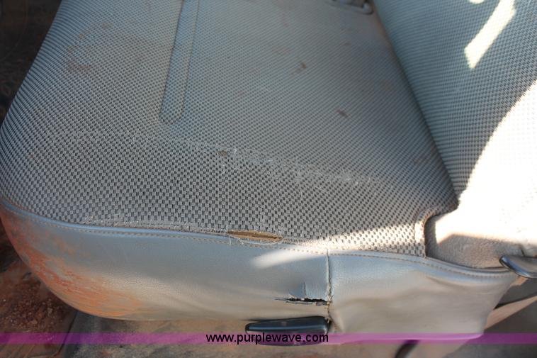 image for item L6799 2006 Ford F450 Super Duty Crew Cab flatbed truck