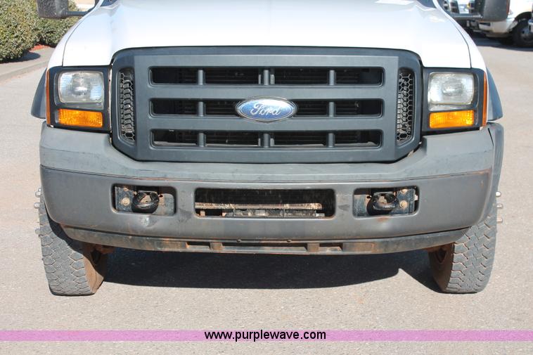 image for item L6799 2006 Ford F450 Super Duty Crew Cab flatbed truck
