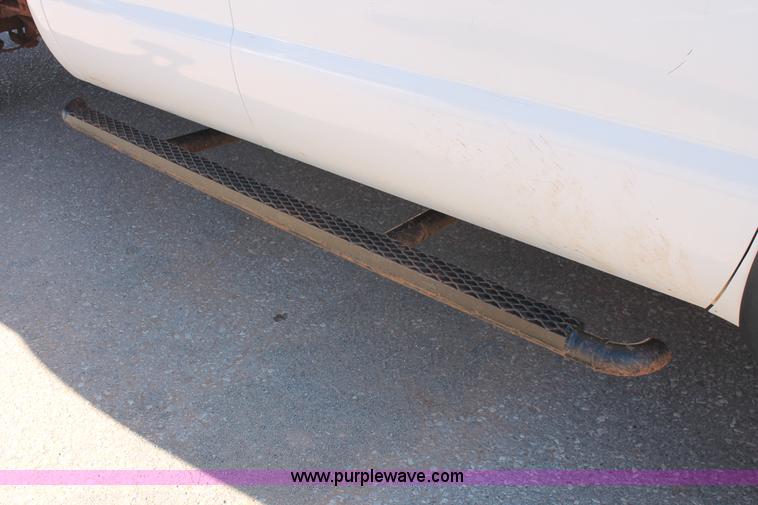 image for item L6799 2006 Ford F450 Super Duty Crew Cab flatbed truck