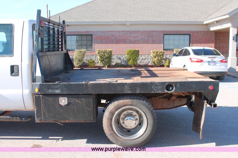 image for item L6799 2006 Ford F450 Super Duty Crew Cab flatbed truck