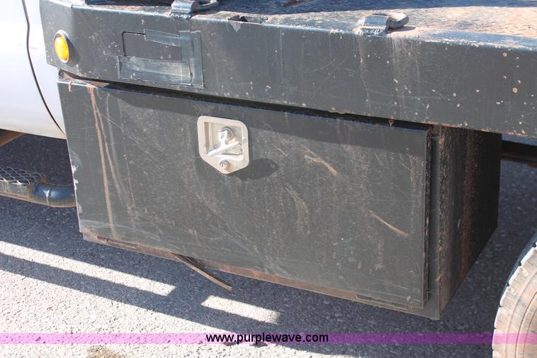 image for item L6799 2006 Ford F450 Super Duty Crew Cab flatbed truck
