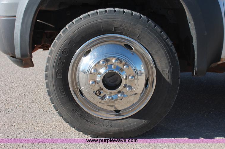 image for item L6799 2006 Ford F450 Super Duty Crew Cab flatbed truck