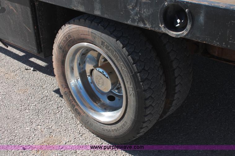 image for item L6799 2006 Ford F450 Super Duty Crew Cab flatbed truck