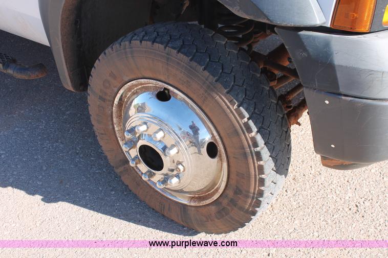 image for item L6799 2006 Ford F450 Super Duty Crew Cab flatbed truck