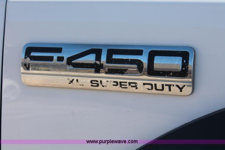 image for item L6799 2006 Ford F450 Super Duty Crew Cab flatbed truck