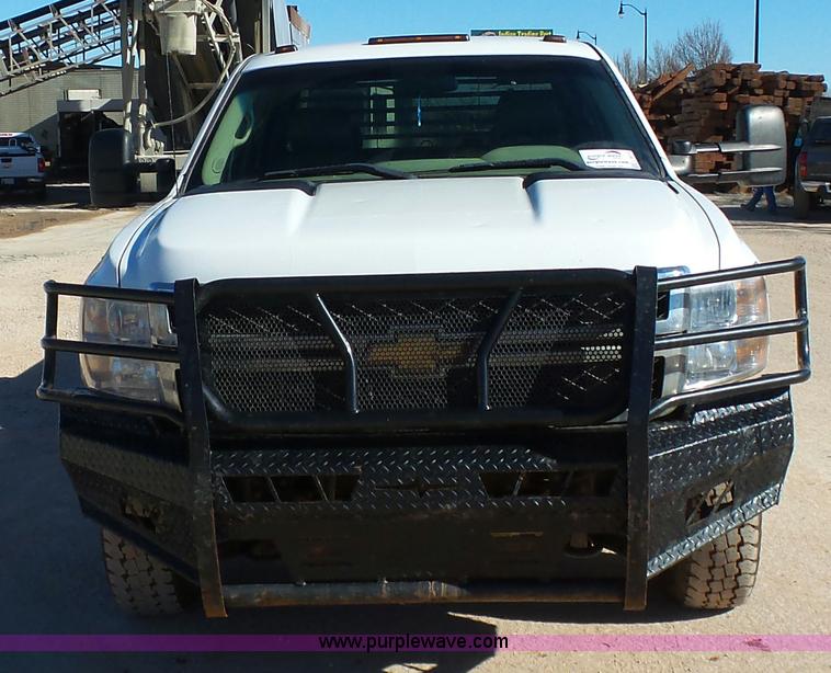 image for item L6812 2011 Chevrolet Silverado 3500HD Crew Cab flatbed pickup truck