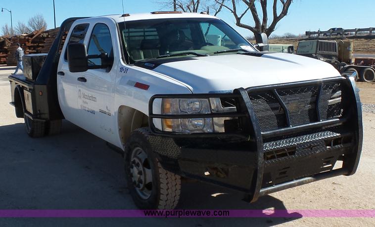 image for item L6812 2011 Chevrolet Silverado 3500HD Crew Cab flatbed pickup truck