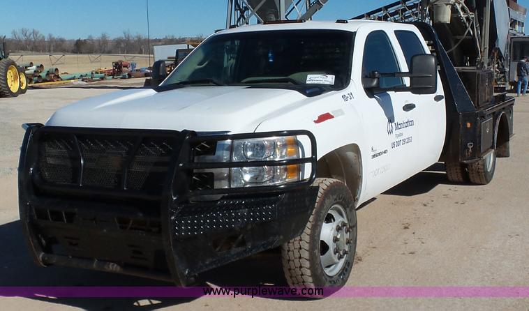 image for item L6812 2011 Chevrolet Silverado 3500HD Crew Cab flatbed pickup truck