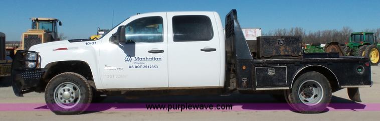 image for item L6812 2011 Chevrolet Silverado 3500HD Crew Cab flatbed pickup truck