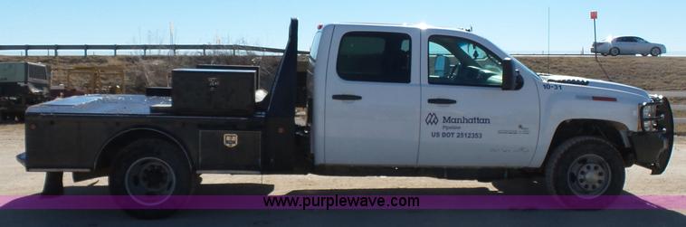 image for item L6812 2011 Chevrolet Silverado 3500HD Crew Cab flatbed pickup truck