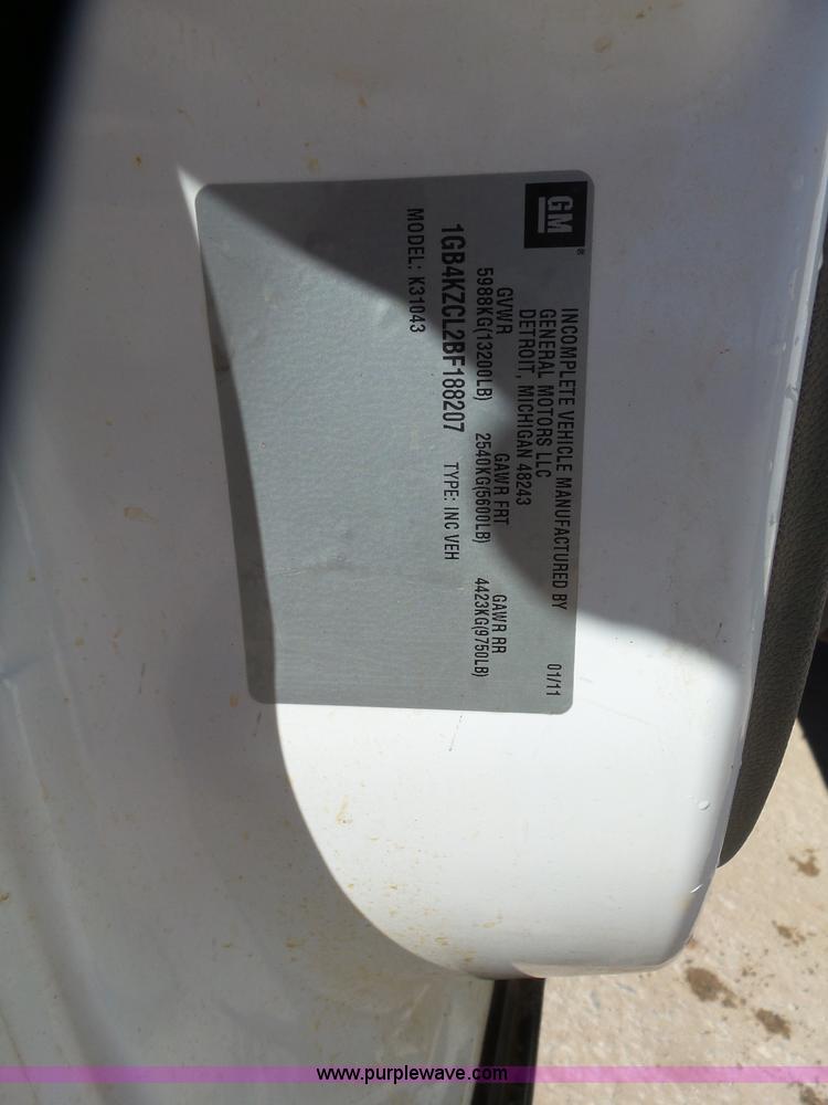 image for item L6812 2011 Chevrolet Silverado 3500HD Crew Cab flatbed pickup truck