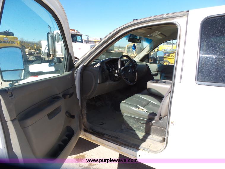 image for item L6812 2011 Chevrolet Silverado 3500HD Crew Cab flatbed pickup truck