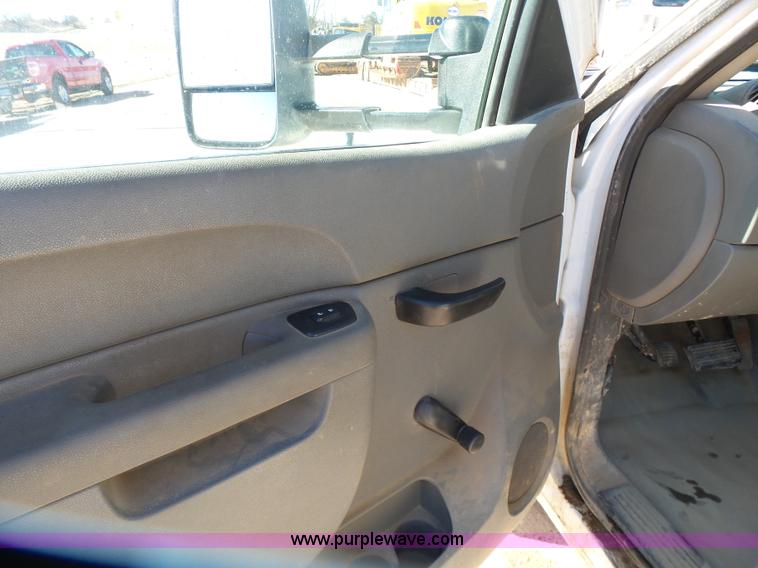 image for item L6812 2011 Chevrolet Silverado 3500HD Crew Cab flatbed pickup truck