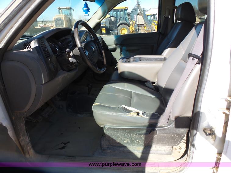 image for item L6812 2011 Chevrolet Silverado 3500HD Crew Cab flatbed pickup truck