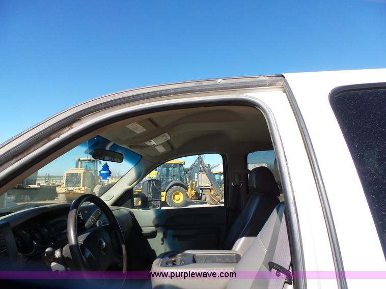 image for item L6812 2011 Chevrolet Silverado 3500HD Crew Cab flatbed pickup truck