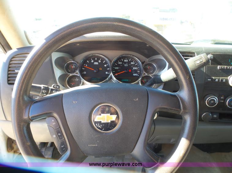 image for item L6812 2011 Chevrolet Silverado 3500HD Crew Cab flatbed pickup truck