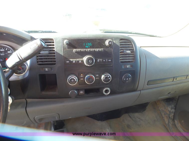 image for item L6812 2011 Chevrolet Silverado 3500HD Crew Cab flatbed pickup truck