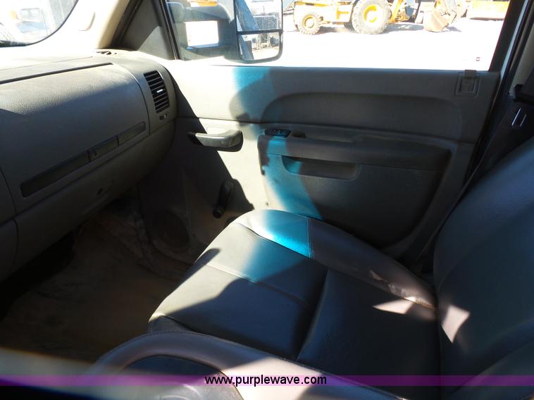 image for item L6812 2011 Chevrolet Silverado 3500HD Crew Cab flatbed pickup truck