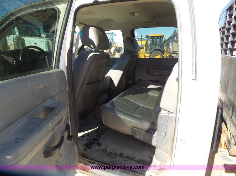 image for item L6812 2011 Chevrolet Silverado 3500HD Crew Cab flatbed pickup truck