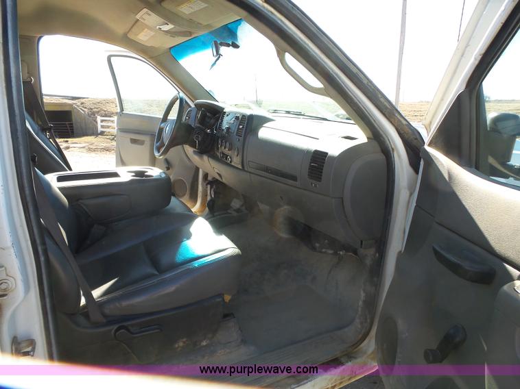 image for item L6812 2011 Chevrolet Silverado 3500HD Crew Cab flatbed pickup truck