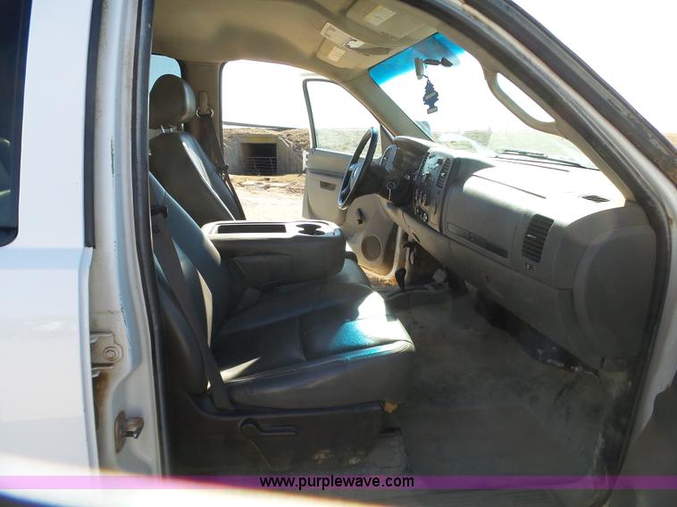 image for item L6812 2011 Chevrolet Silverado 3500HD Crew Cab flatbed pickup truck