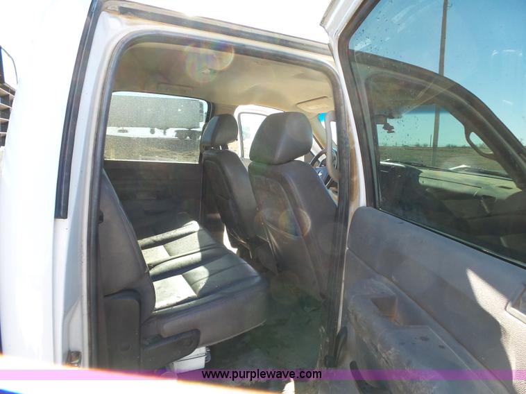 image for item L6812 2011 Chevrolet Silverado 3500HD Crew Cab flatbed pickup truck