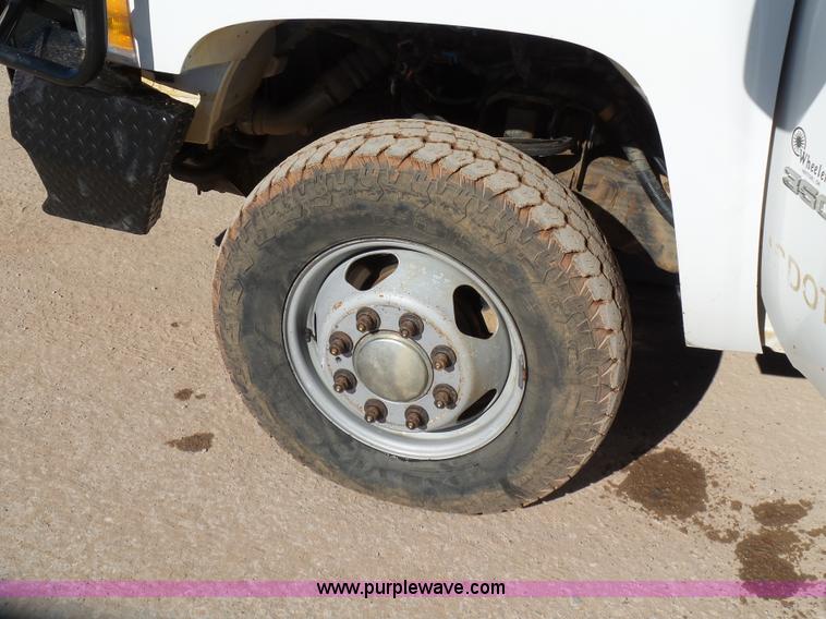 image for item L6812 2011 Chevrolet Silverado 3500HD Crew Cab flatbed pickup truck