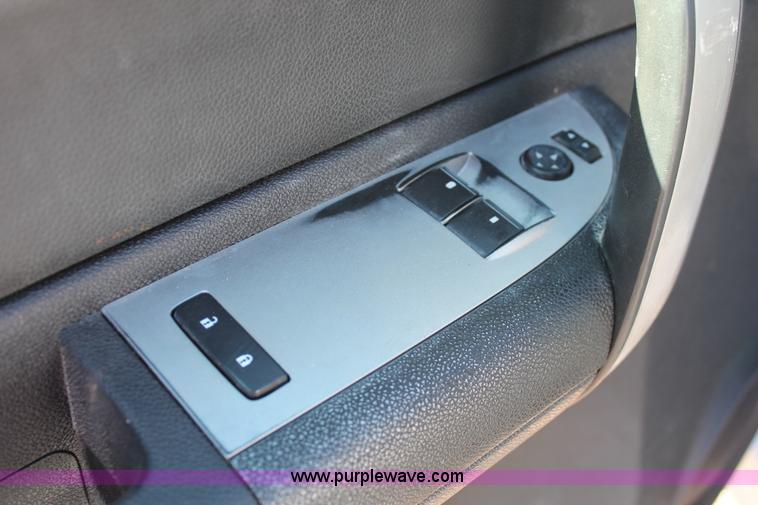 image for item L6815 2009 Chevrolet Silverado 2500HD LT pickup truck