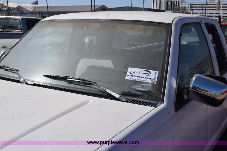 image for item K4382 1991 GMC Sierra 1500 pickup truck