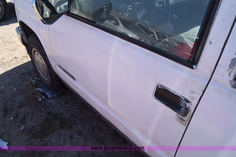 image for item K4382 1991 GMC Sierra 1500 pickup truck