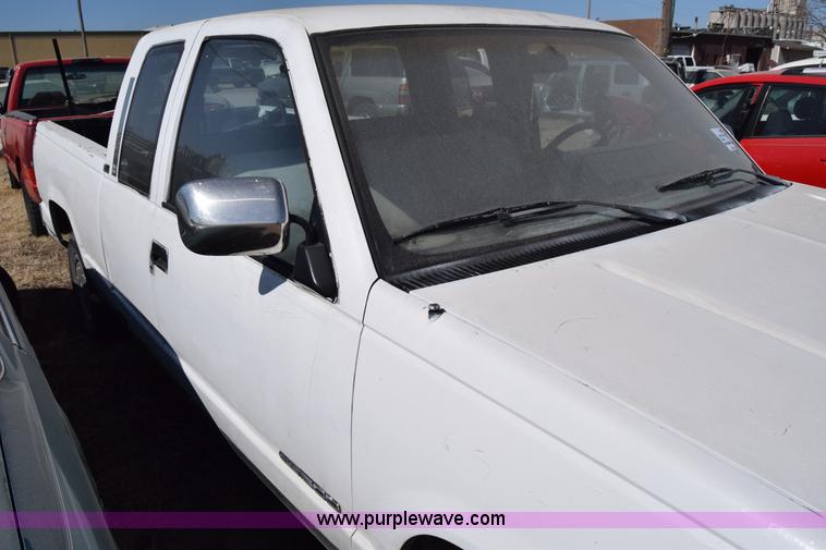 image for item K4382 1991 GMC Sierra 1500 pickup truck