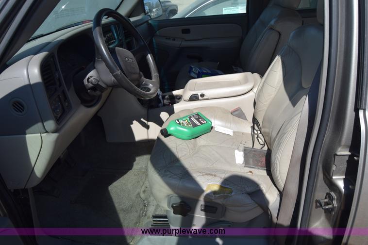 image for item K8275 2001 GMC Yukon SUV