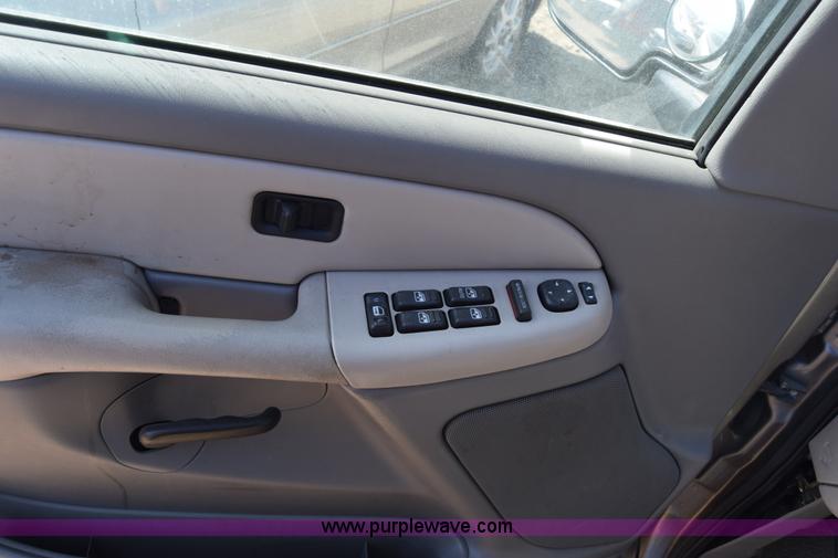 image for item K8275 2001 GMC Yukon SUV