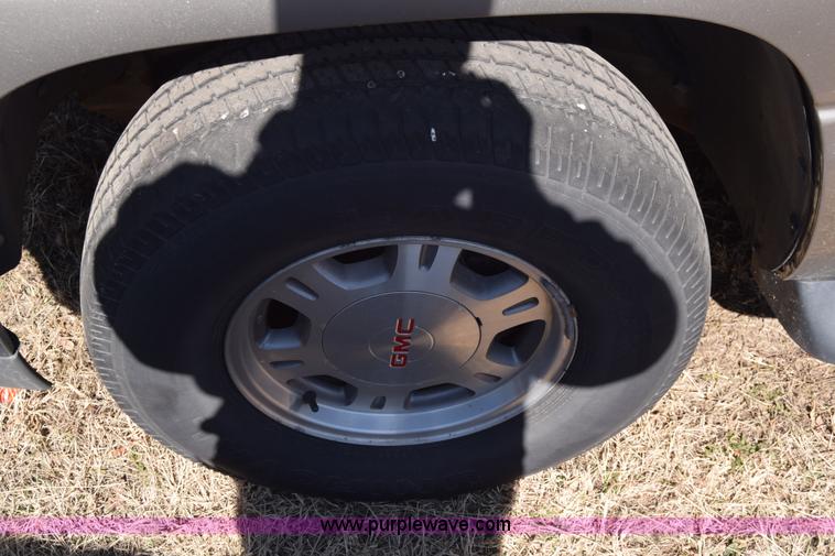 image for item K8275 2001 GMC Yukon SUV
