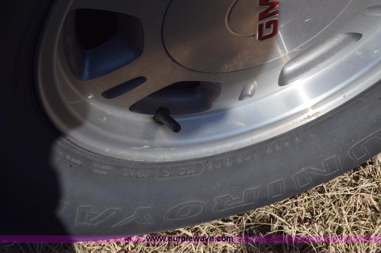 image for item K8275 2001 GMC Yukon SUV