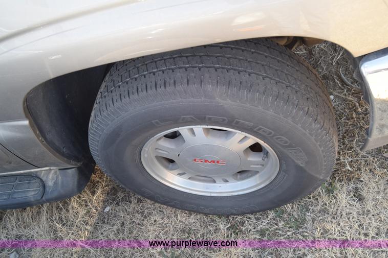 image for item K8275 2001 GMC Yukon SUV