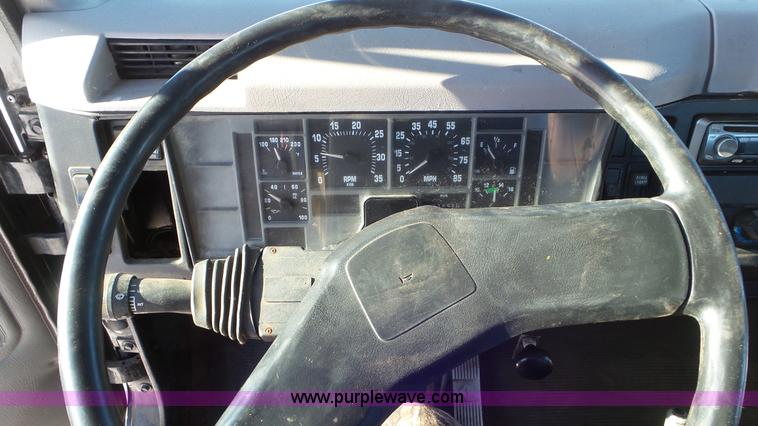 image for item K4507 1997 International 4700 rollback truck