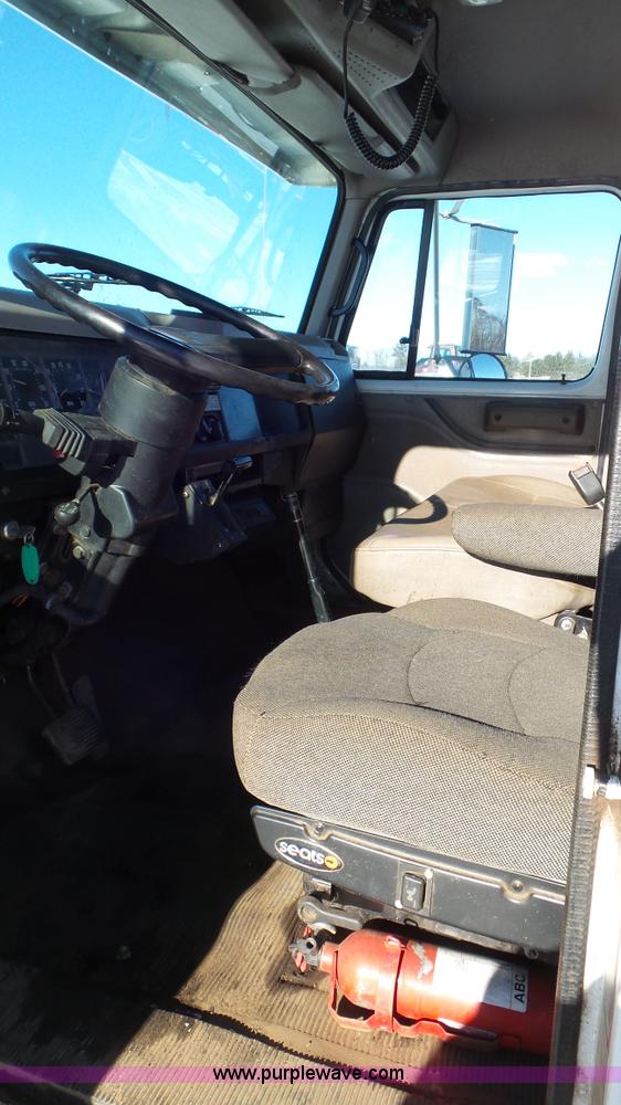 image for item K4509 2001 International 4700 rollback truck