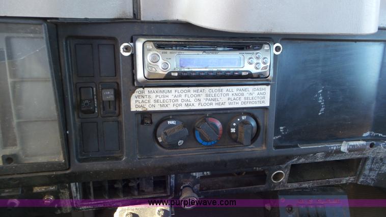 image for item K4509 2001 International 4700 rollback truck