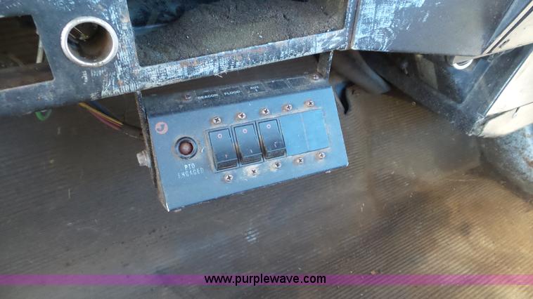 image for item K4509 2001 International 4700 rollback truck