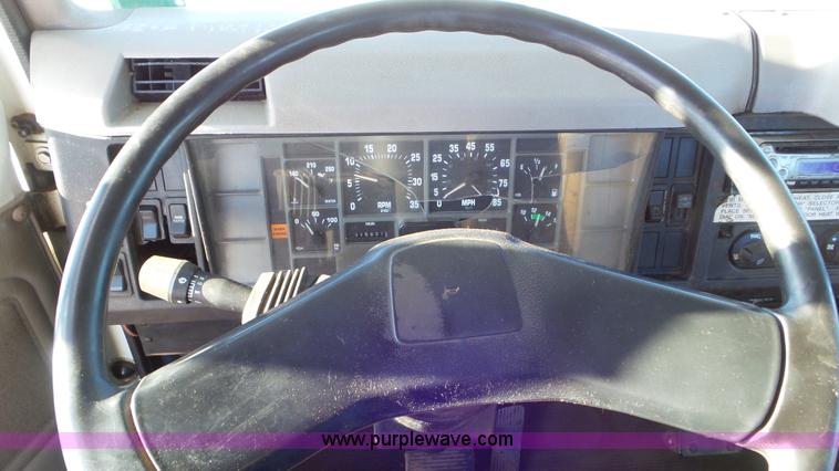 image for item K4509 2001 International 4700 rollback truck