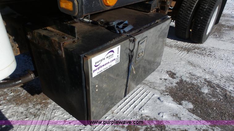 image for item K4509 2001 International 4700 rollback truck