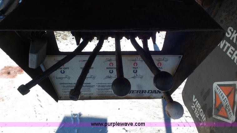 image for item K4509 2001 International 4700 rollback truck