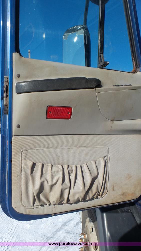 image for item K4511 2000 Mack CX613 semi truck