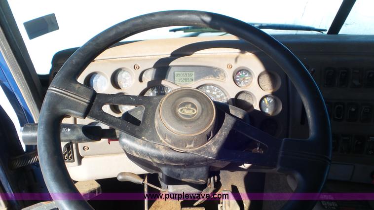 image for item K4511 2000 Mack CX613 semi truck