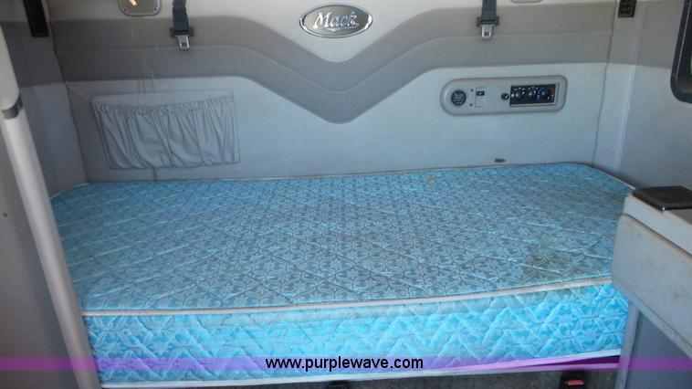 image for item K4511 2000 Mack CX613 semi truck