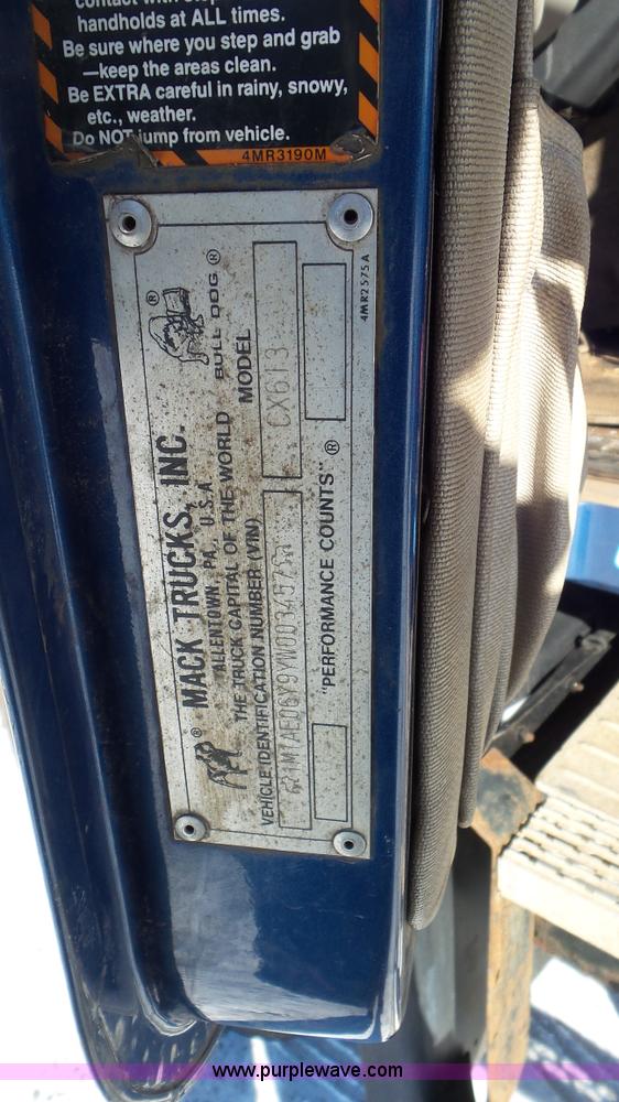 image for item K4511 2000 Mack CX613 semi truck