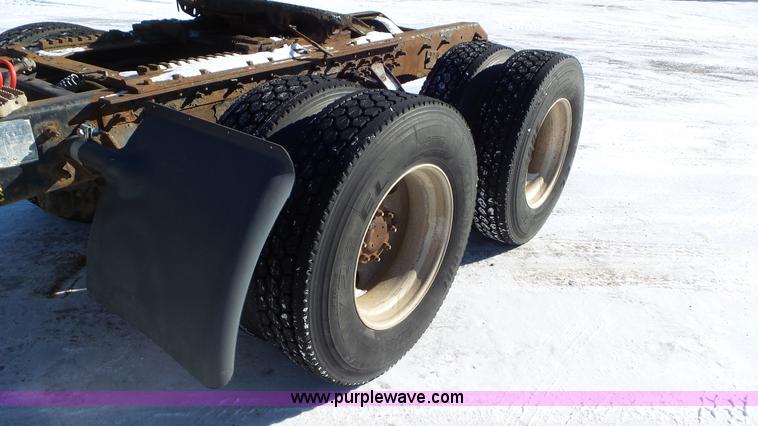 image for item K4511 2000 Mack CX613 semi truck