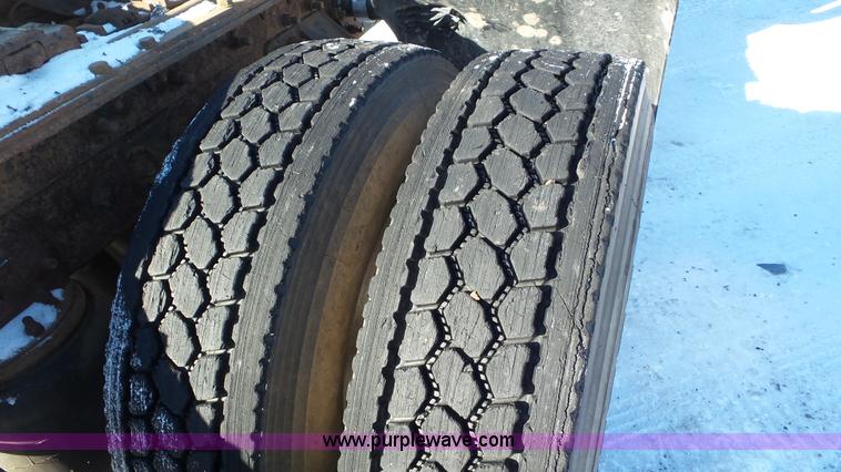 image for item K4511 2000 Mack CX613 semi truck