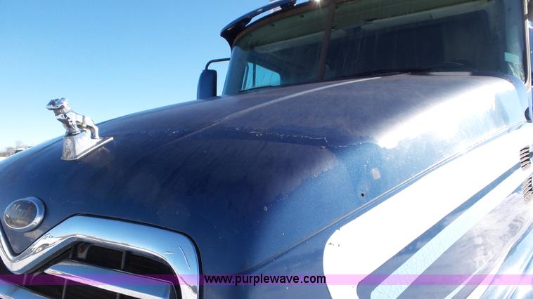 image for item K4511 2000 Mack CX613 semi truck